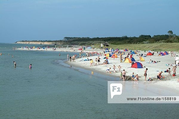 Touristen am Strand  Fischland-Darß-Zingst  Wustrow  Nordvorpommern  Mecklenburg-Vorpommern  Deutschland
