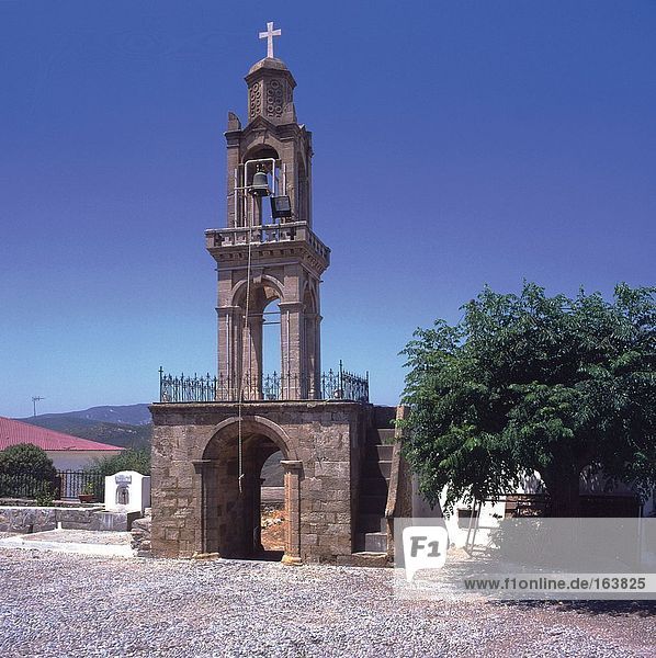 Bogen Sie Weise unter Kirche Glockenturm  Dodecanese Inseln  Rhodos  Griechenland