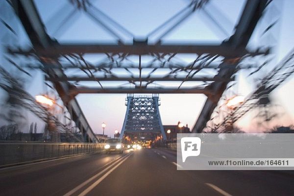 Nachtfahrt über eine Brücke in Dresden  Blaues Wunder