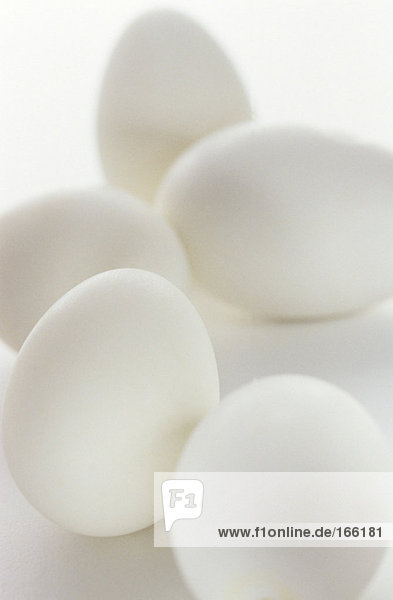 Eier auf weißem Hintergrund  Nahaufnahme