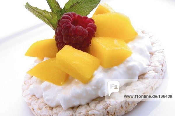 Reiscracker mit Baumwollkäse und Früchten Reiscracker mit Baumwollkäse und Früchten