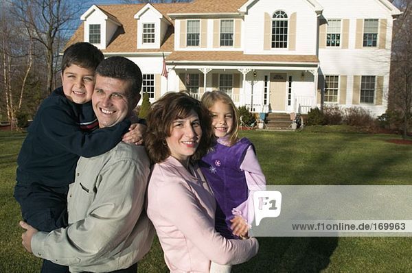 Amerikanische Familie vor ihrem Haus