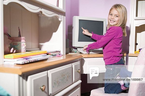 Mädchen zeigt auf den Computerbildschirm