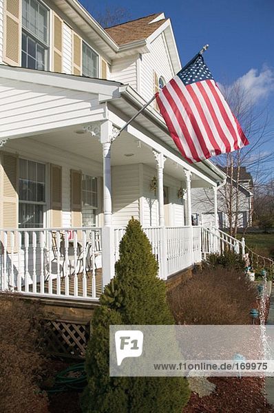 Amerikanische Flagge vor dem Haus