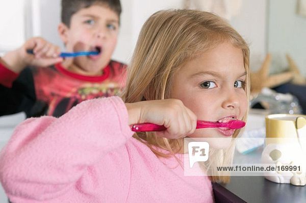 Bruder und Schwester beim Zähneputzen