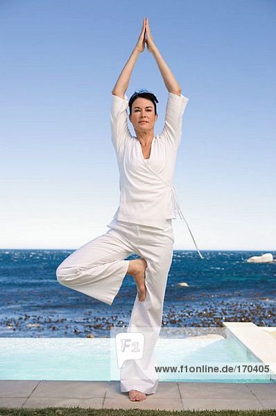 Frau in Yogastellung