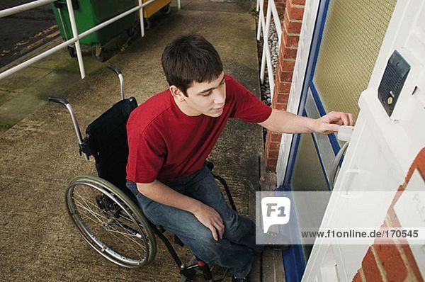 Behinderter Mann beim Öffnen der Haustür