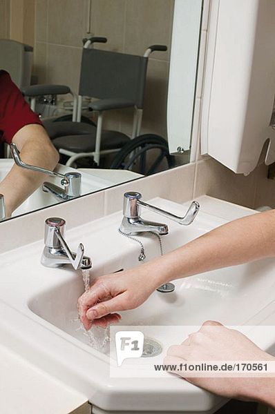 Person  die sich die Hände wäscht