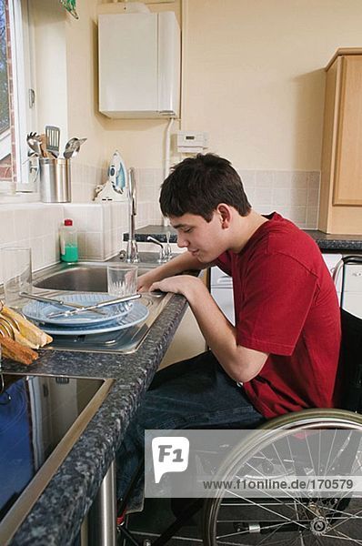 Behinderter Mann beim Abwaschen