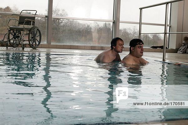 Zwei Männer im Schwimmbad