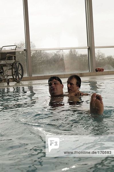 Zwei Männer im Schwimmbad