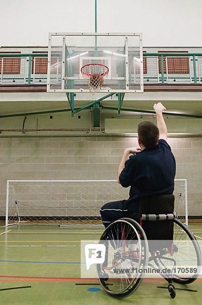 Behinderter Mann beim Basketballspielen