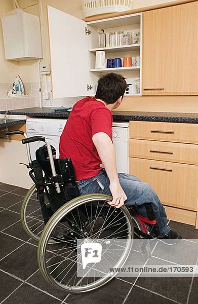 Behinderter Mann in seiner Küche