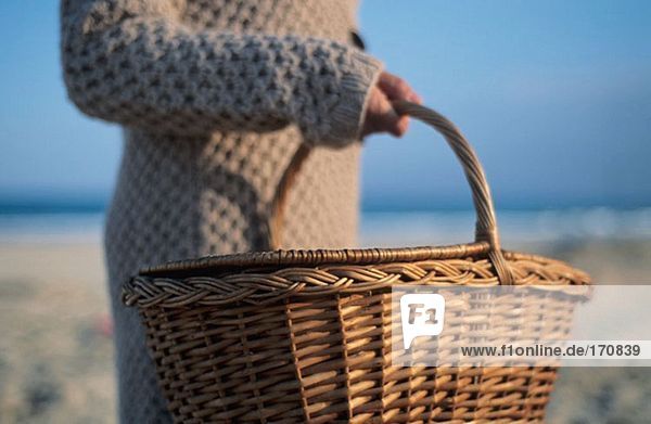 Frau mit Picknickkorb