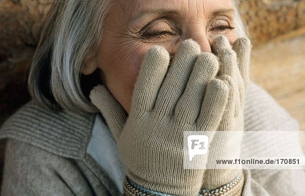 Seniorin lacht