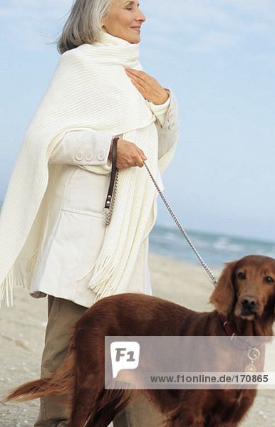 Seniorin und brauner Hund