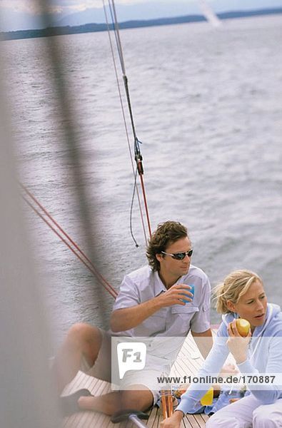 Pärchen auf dem Boot beim Mittagessen