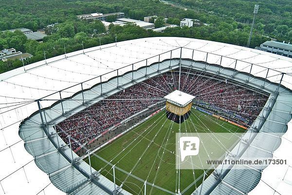 Luftbild von Fußball-Spieler spielen im Stadion  Commerzbank Arena  Hessen  Frankfurt  Deutschland