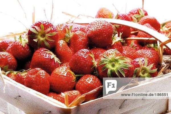 Frische Erdbeeren im Korb