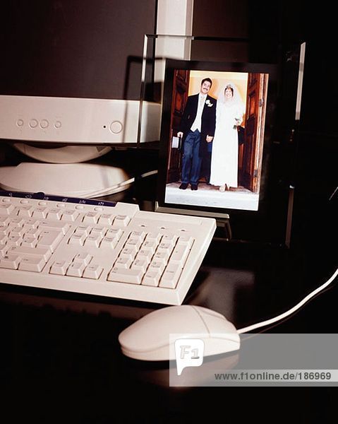 Hochzeitsfoto in der Nähe des Computers