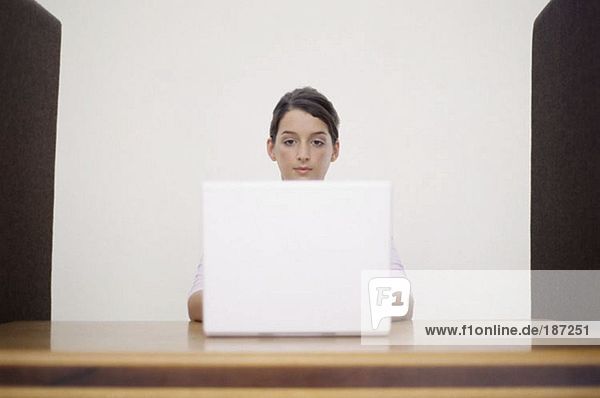 Frau bei der Arbeit am Laptop