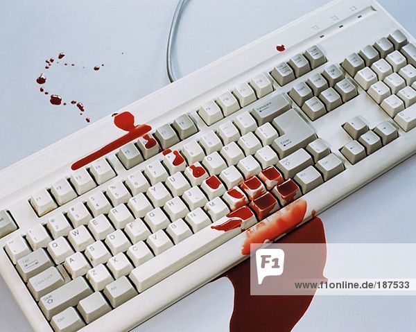 Blut auf einer Computertastatur