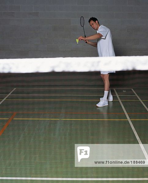 Mann spielt Badminton