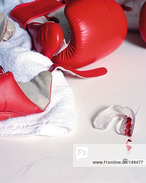 Boxhandschuh und Mundschutz
