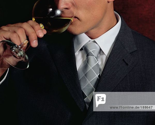 Geschäftsmann beim Weintrinken