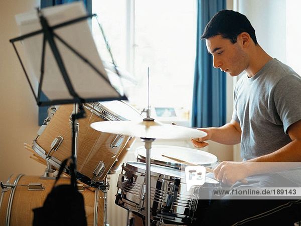 Teenager-Junge beim Schlagzeug spielen