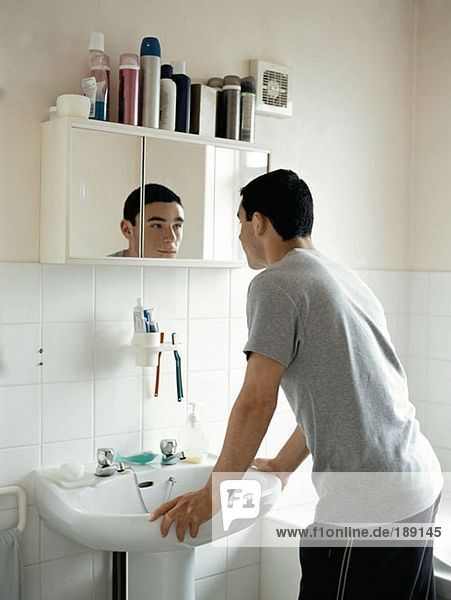 Teenager-Junge im Bad stehend