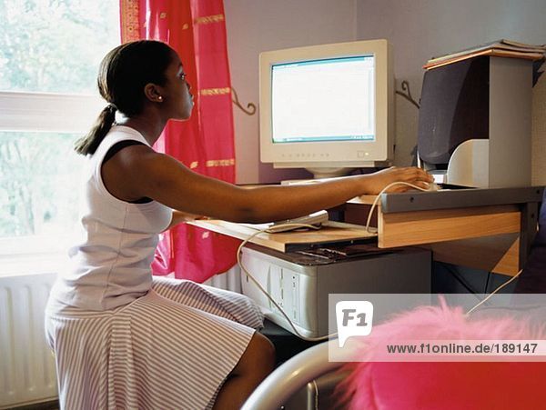 Mädchen macht Hausaufgaben am PC