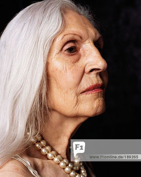 Profil einer älteren Frau