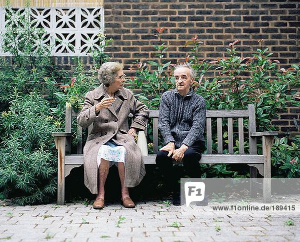 Älteres Paar auf einer Bank