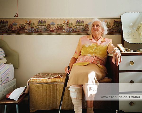 Ältere Frau in ihrem Zimmer