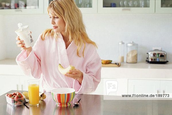 Frau beim gesunden Frühstück