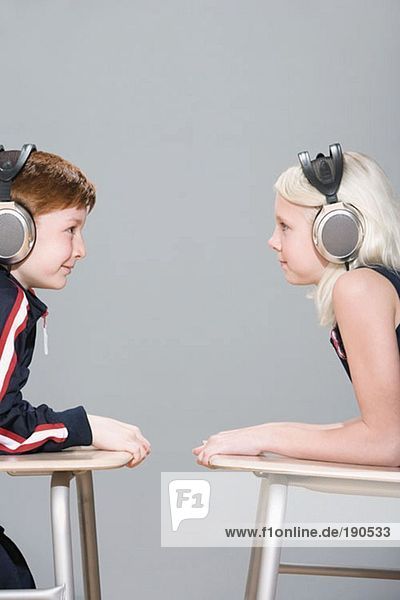 Junge und Mädchen mit Kopfhörer