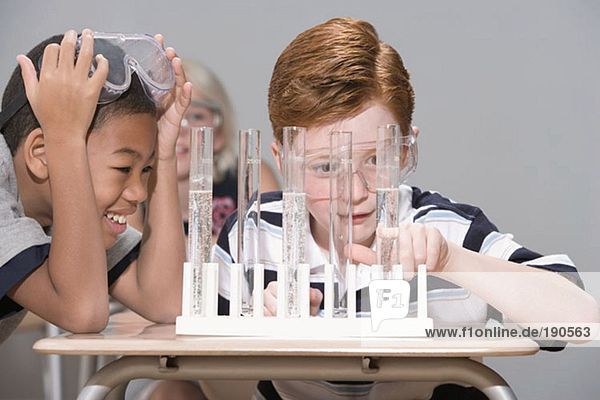 Kinder im Chemieunterricht