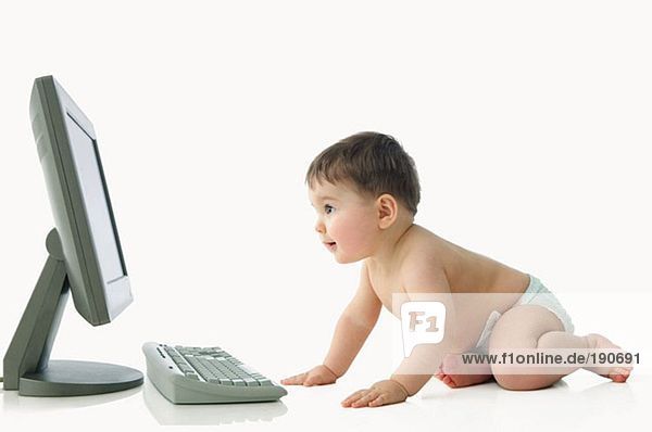 Baby schaut auf den Computer