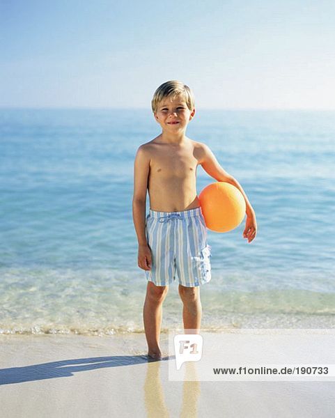 Junge mit einem Strandball
