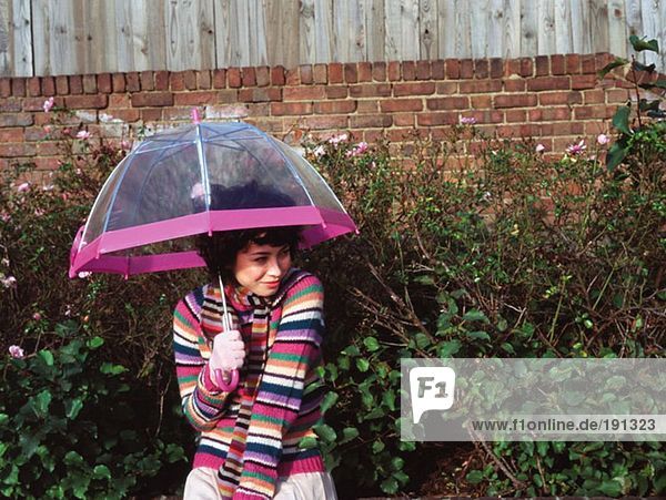 Frau mit transparentem Schirm