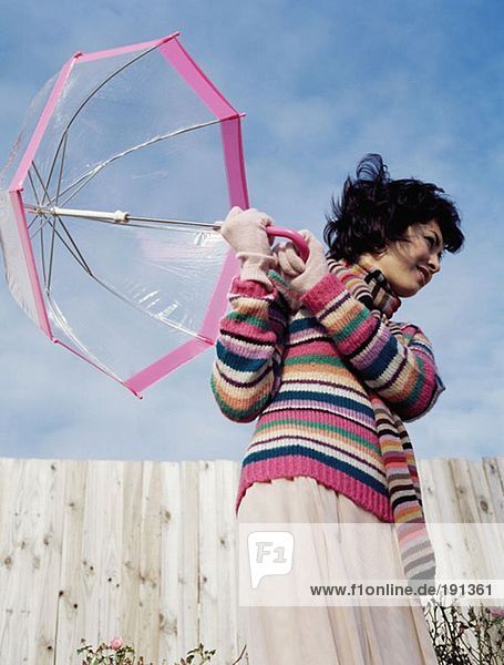 Frau mit transparentem Regenschirm