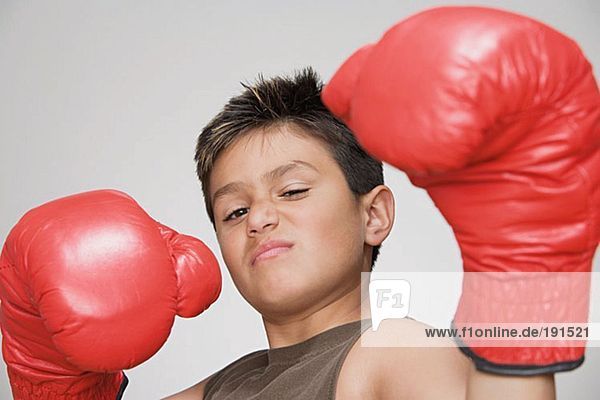 Junge mit Boxhandschuhen