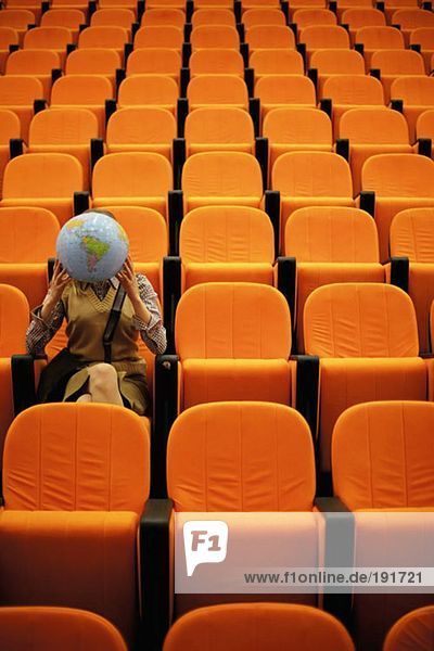 Frau im Hörsaal mit einem Globus