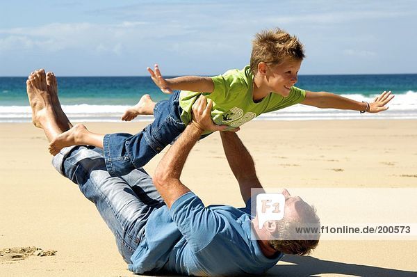 Vater und Sohn Spaß am Strand