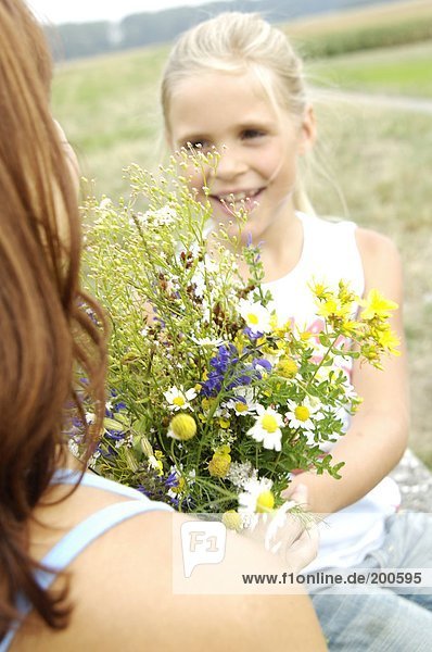 Mädchen Blumenstrauß zu ihrer Mutter