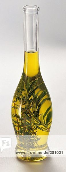 Olivenöl mit Kräutern in Glasflasche