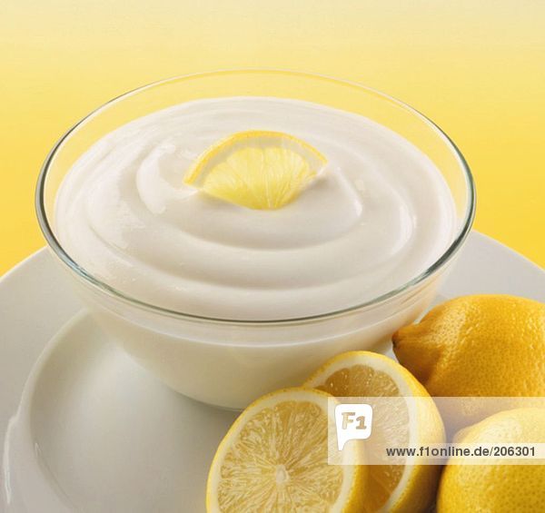 Schälchen mit Zitronenpudding