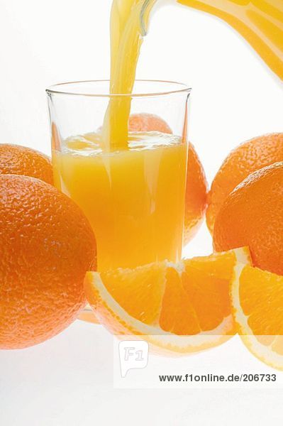 Orangensaft einschenken  Orangen und Orangenschnitze