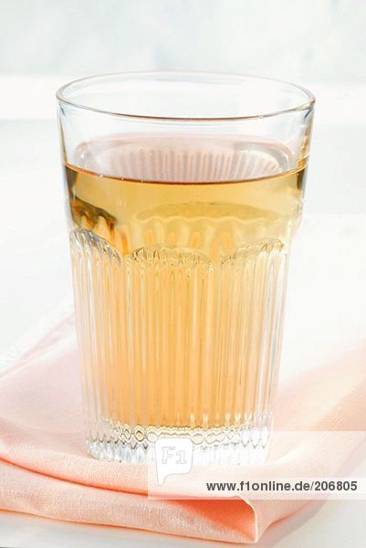 Apfelsaft im Glas auf Stoffserviette